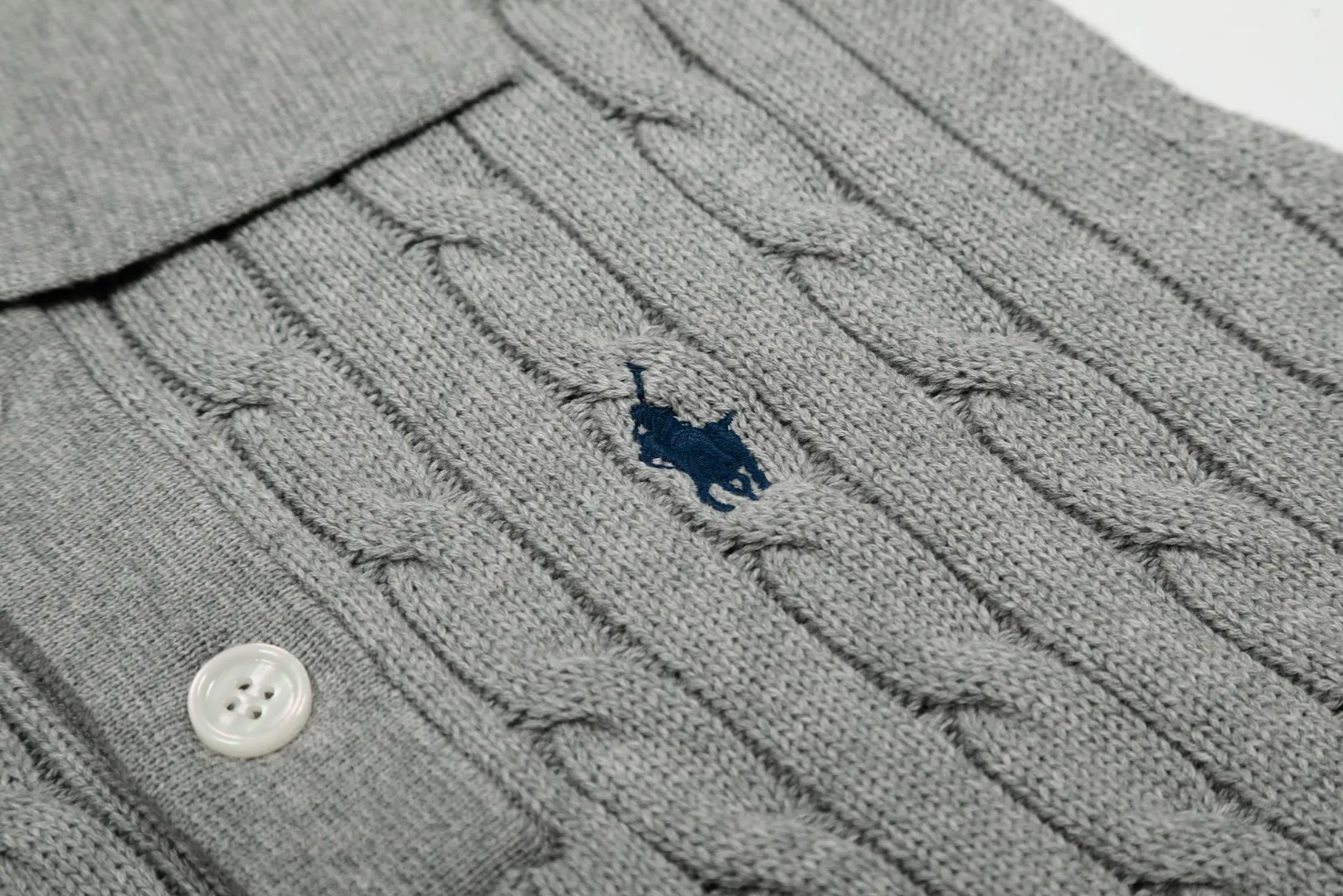P166 💰 "Top quality" Style number: DS023# (not off the shelves all year round) [Ralph Lauren POLO lapel solid color pony embroidered logo knitted vest short sleeves] ✅Ralph Lauren Ralph Lauren classic basic versatile all-season cardigan knitted POLO vest vest short sleeves ✅Main supplier platform live broadcast Wholesale entity Replacement when out of stock Not off the shelf ✅ZP quality 1:1 version Scan the code to enter the GF website Counter quality ✅Details and quality are the only one in Guangzhou. Imported quality cotton yarn, focusing on high-end, cost-effective. Needless to say good quality. ✅Restore the original version. The maximum size can be worn up to 150 pounds. Loose, comfortable and stress-free. Olive green, denim blue, Chinese red